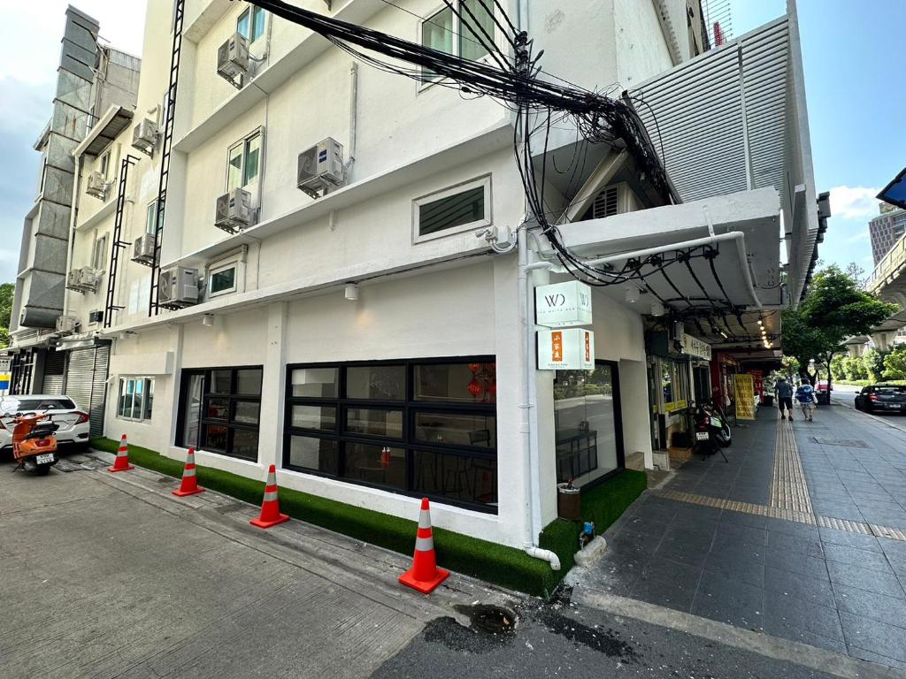 The White Den Sukhumvit 44 The White Den Sukhumvit 44