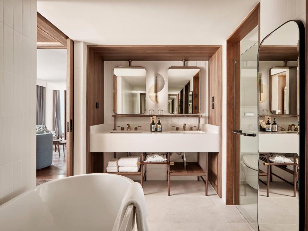 Public House Bangkok, a Member of Design Hotels Public House Bangkok, a Member of Design Hotels