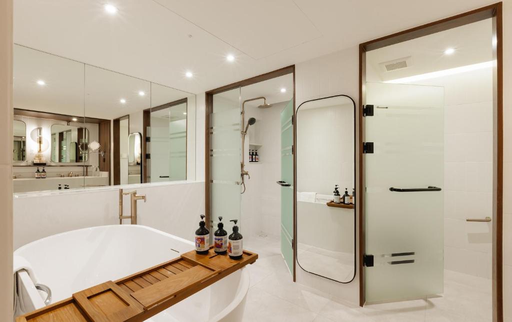 Public House Bangkok, a Member of Design Hotels Public House Bangkok, a Member of Design Hotels