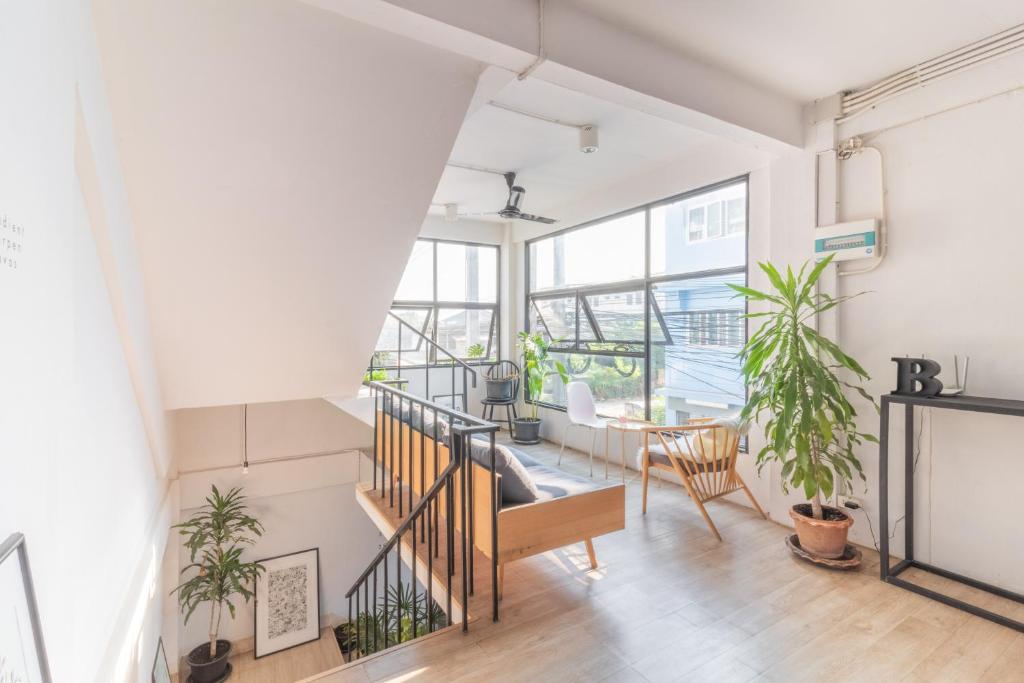 Beige Poshtels + Netflix