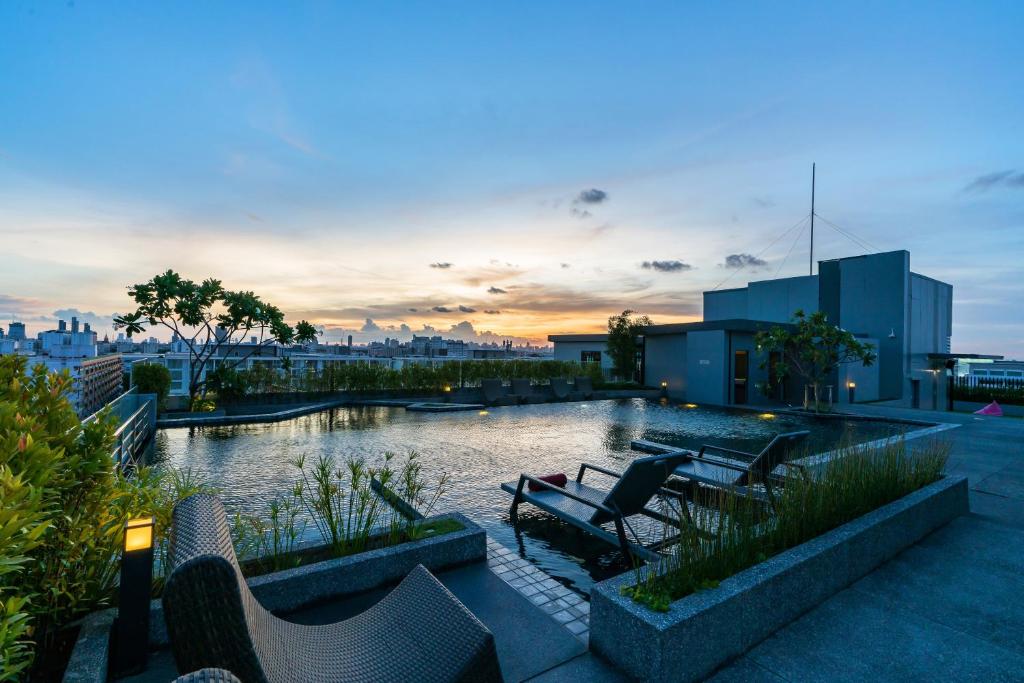 De Botan Srinakarin Hotel & Residence