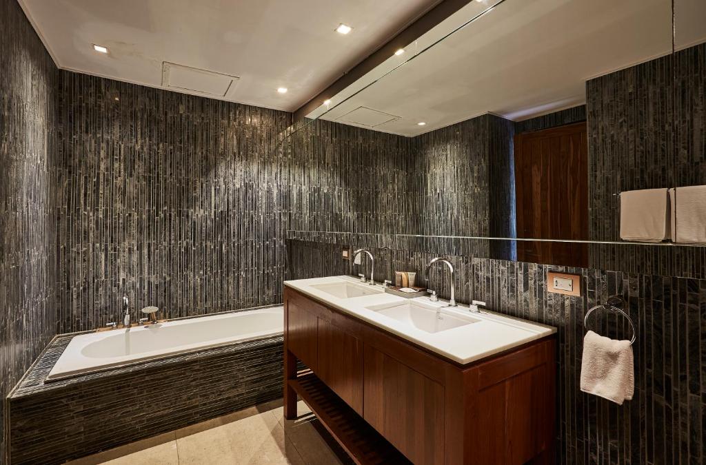 LUXX Langsuan Hotel - SHA Plus