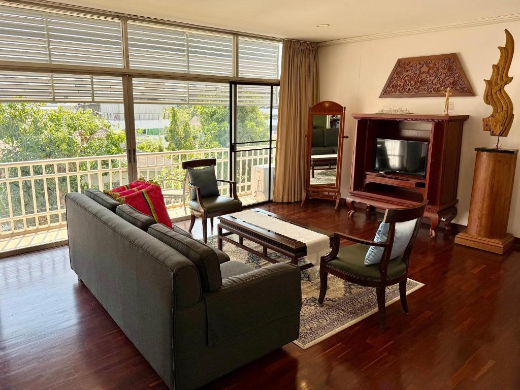 Samsen Suites Spacious 2BR Contemporary Thai Style Samsen Suites Spacious 2BR Contemporary Thai Style