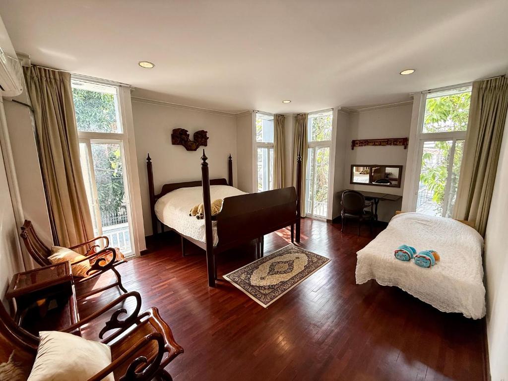 Samsen Suites Spacious 2BR Contemporary Thai Style Samsen Suites Spacious 2BR Contemporary Thai Style
