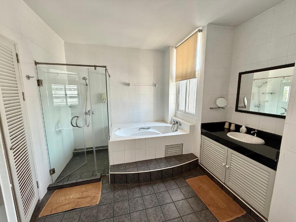 Samsen Suites Spacious 2BR Contemporary Thai Style Samsen Suites Spacious 2BR Contemporary Thai Style