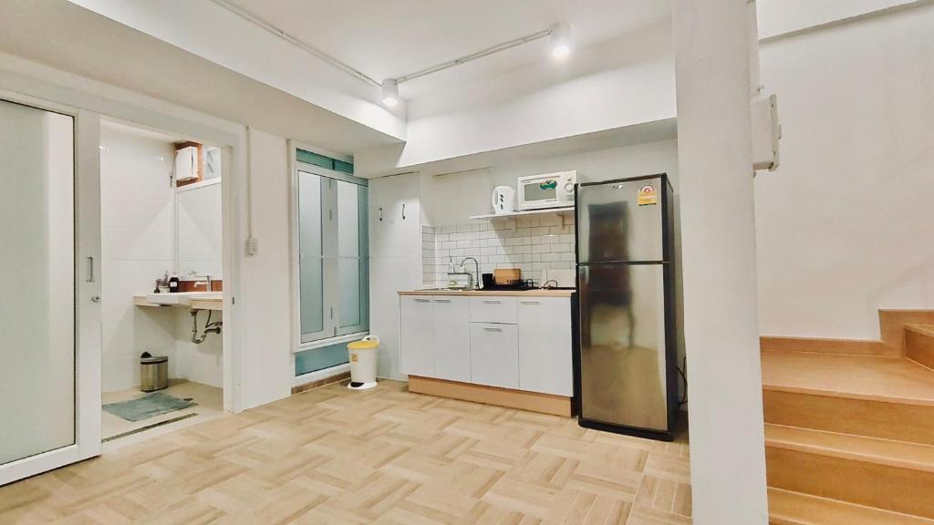 Whole 3-storey house right in the local community. Whole 3-storey house right in the local community.