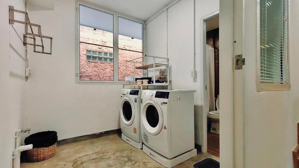 Whole 3-storey house right in the local community. Whole 3-storey house right in the local community.