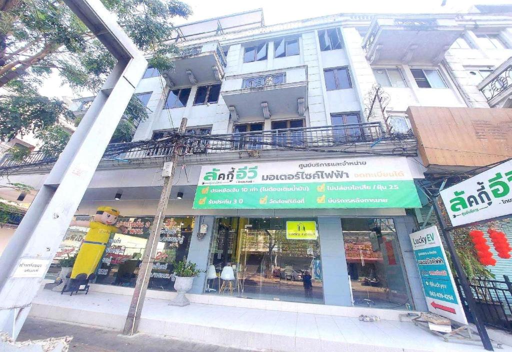 OYO 75465 Lucky Hostel - Huai Khwang OYO 75465 Lucky Hostel - Huai Khwang