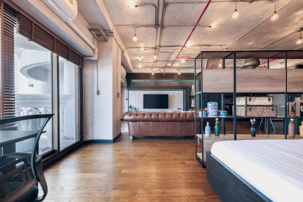 Central Bangkok Loft Style Skyline 100 sq.m. Apt Central Bangkok Loft Style Skyline 100 sq.m. Apt