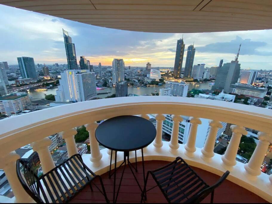 Central Bangkok, 5 stars river view & characteristic decor Central Bangkok, 5 stars river view & characteristic decor