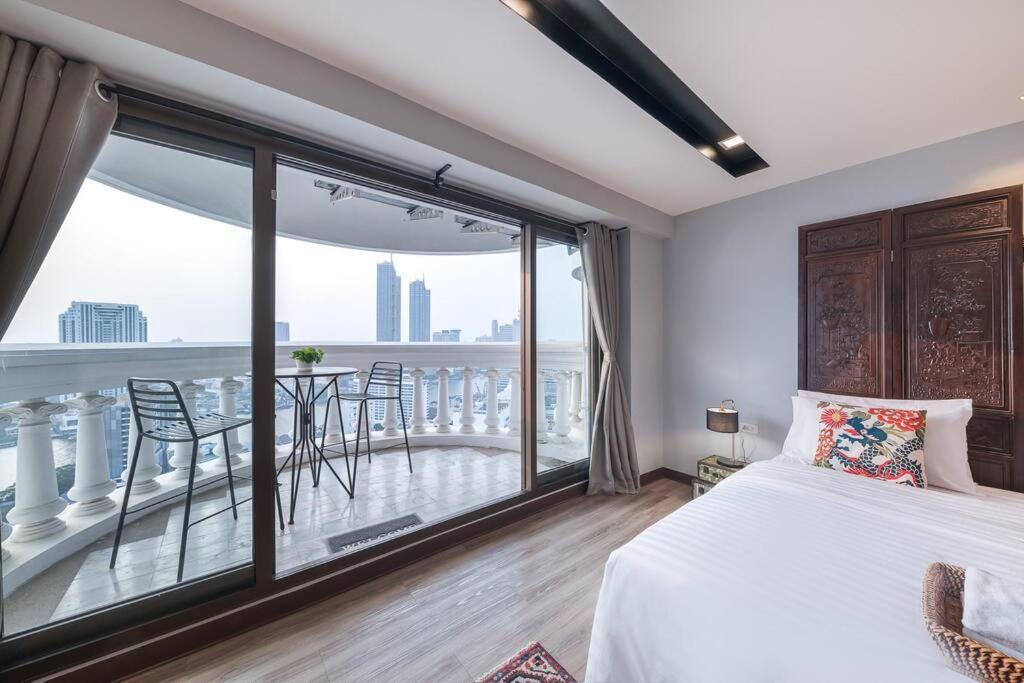 Central Bangkok, 5 stars river view & characteristic decor Central Bangkok, 5 stars river view & characteristic decor