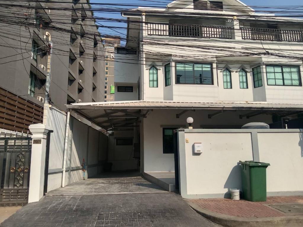 Yellow Place Sukhumvit 2 - BTS Nana Yellow Place Sukhumvit 2 - BTS Nana