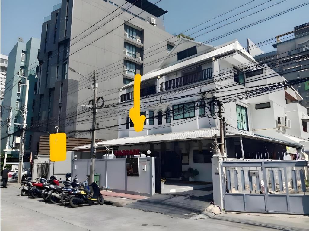 Yellow Place Sukhumvit Soi 2 - BTS Nana Yellow Place Sukhumvit Soi 2 - BTS Nana