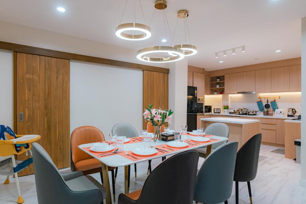 MODERN - 6Beds, CITY CENTER, Phrom Phong BTS, Em District, Terminal 21 MODERN - 6Beds, CITY CENTER, Phrom Phong BTS, Em District, Terminal 21
