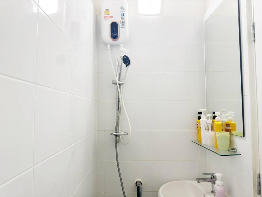 5BR House 8Beds, Ekkamai BTS 12mins walk, 711, shopping mall 5BR House 8Beds, Ekkamai BTS 12mins walk, 711, shopping mall
