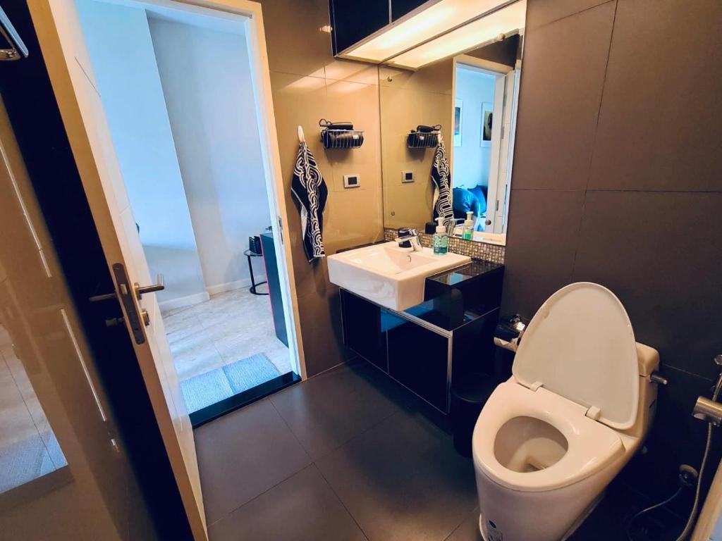 1BR at Thonglor BTS InfinityPool overlooking city 1BR at Thonglor BTS InfinityPool overlooking city