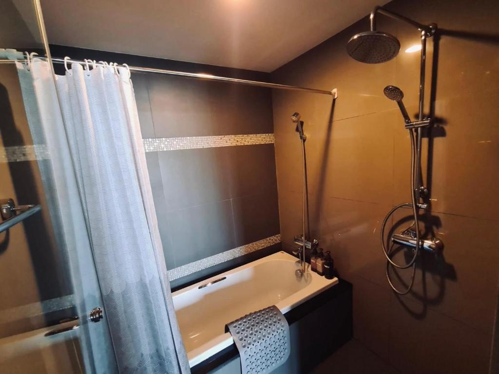 1BR at Thonglor BTS InfinityPool overlooking city 1BR at Thonglor BTS InfinityPool overlooking city
