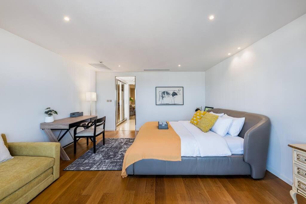 Iconic skyline, Big apartment, Great location Iconic skyline, Big apartment, Great location