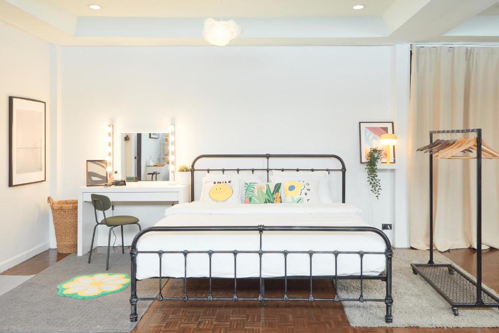 Spacious Design Loft with Rooftop Spacious Design Loft with Rooftop