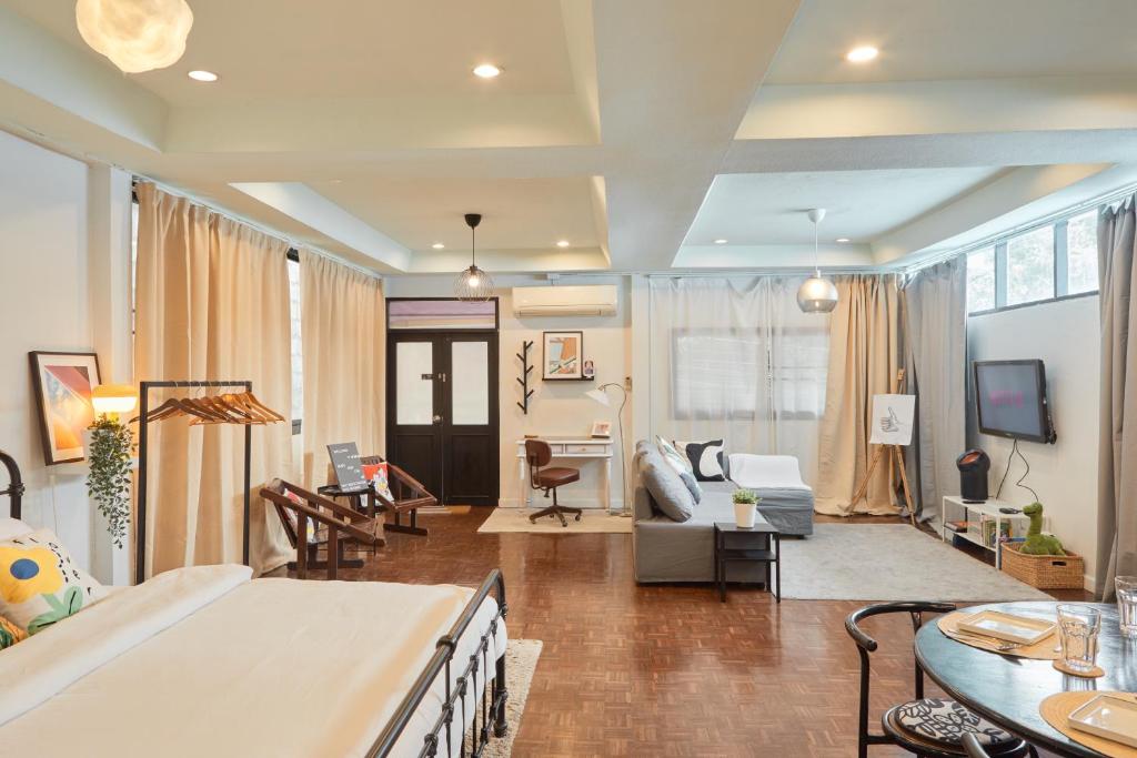 Spacious Design Loft with Rooftop Spacious Design Loft with Rooftop