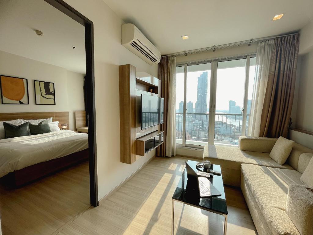 Luxurious River View With Train Access Luxurious River View With Train Access