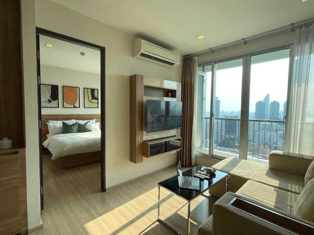 Luxurious River View With Train Access Luxurious River View With Train Access