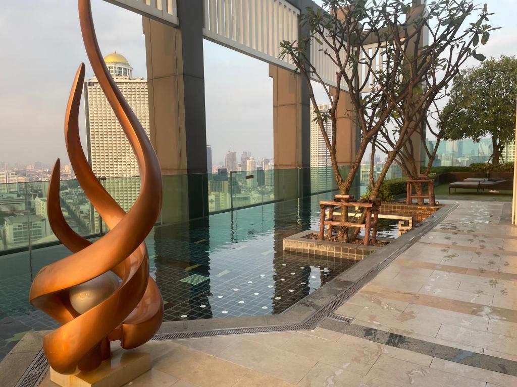 Luxurious River View With Train Access Luxurious River View With Train Access