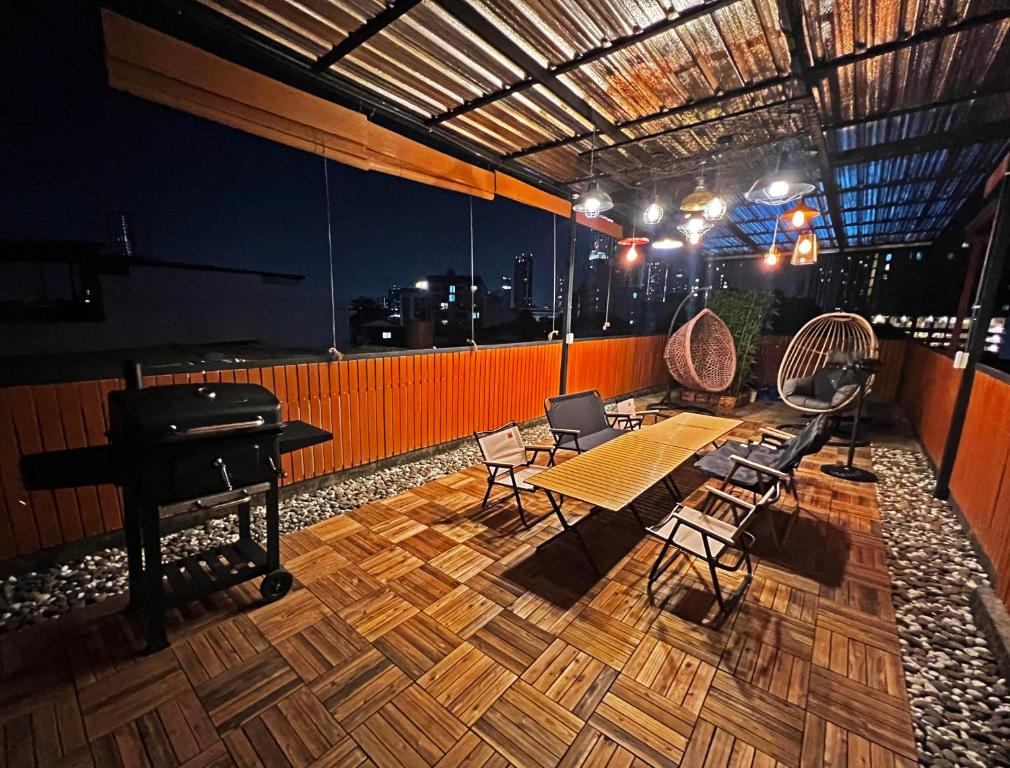 4 Bedroom House with Beautiful Rooftop near BTS Ekkamai 4 Bedroom House with Beautiful Rooftop near BTS Ekkamai
