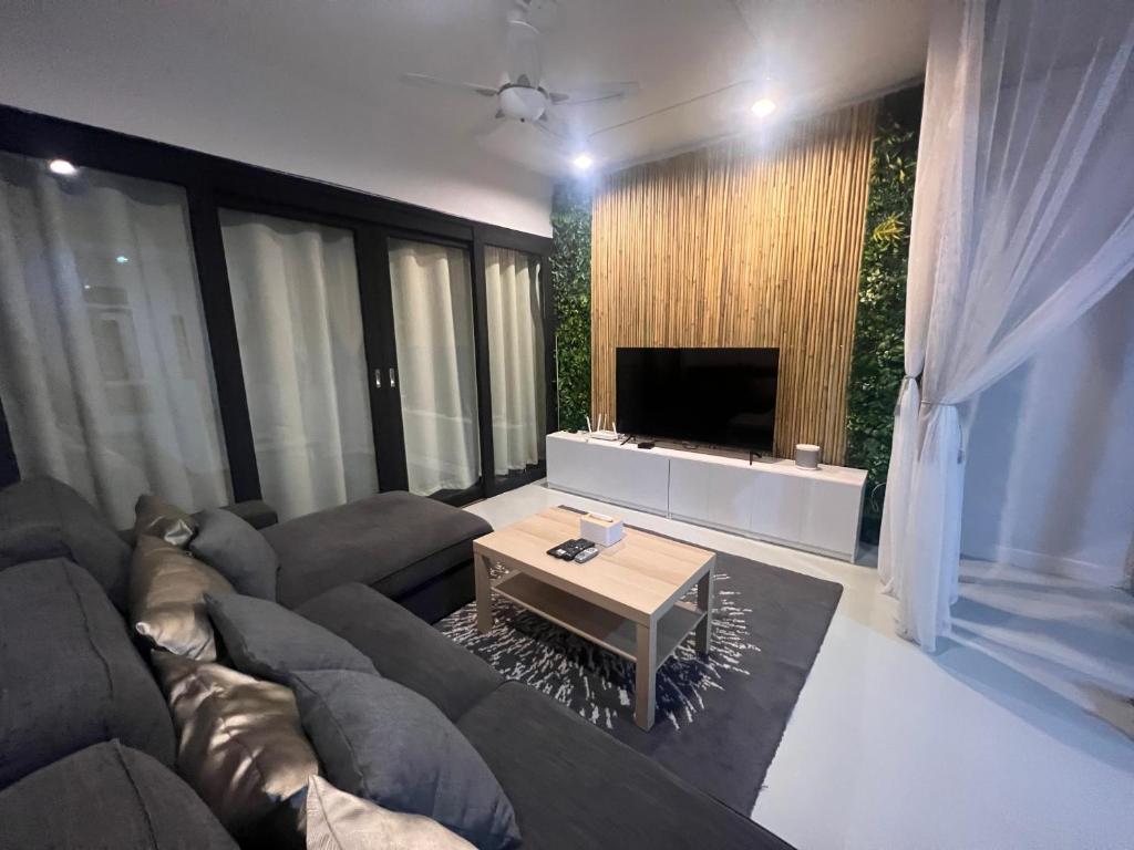 4 Bedroom House with Beautiful Rooftop near BTS Ekkamai 4 Bedroom House with Beautiful Rooftop near BTS Ekkamai