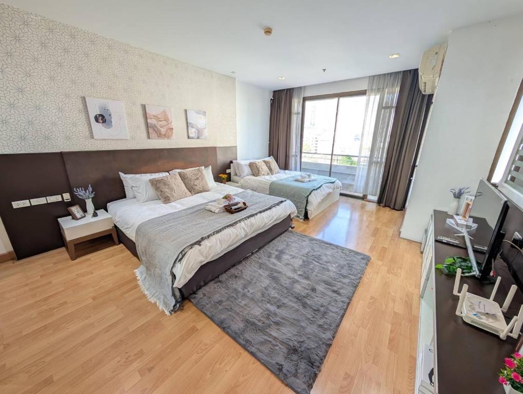Cozy, Spacious 2-Bedder with City, Park View, Near Nana BTS Cozy, Spacious 2-Bedder with City, Park View, Near Nana BTS