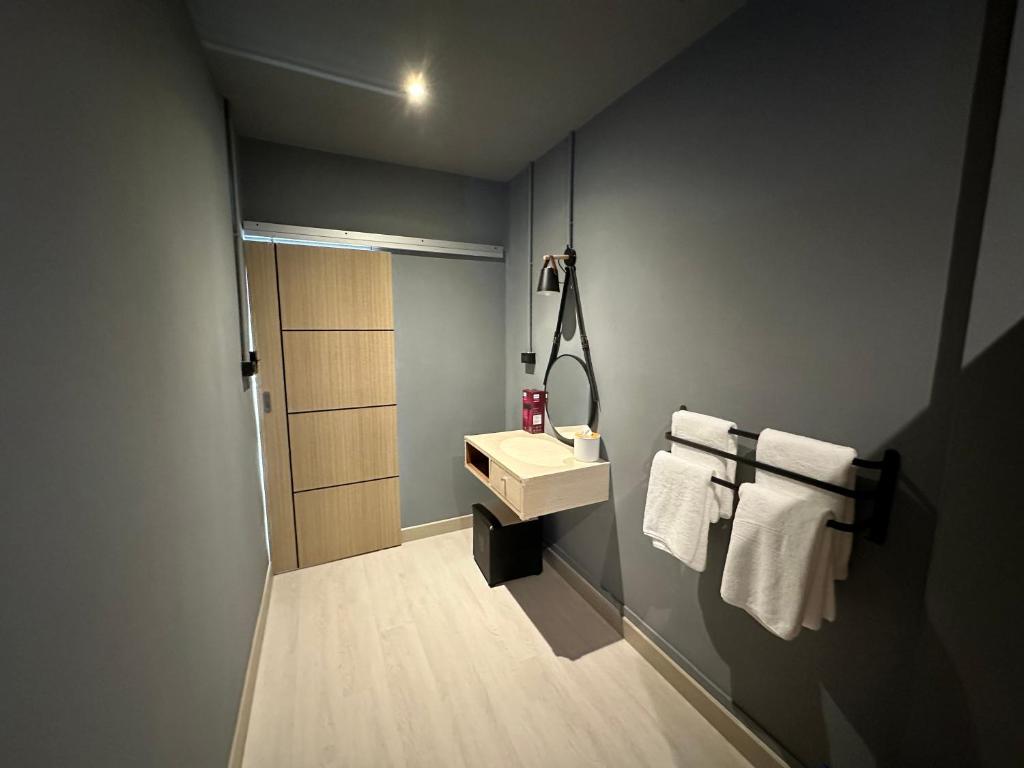 Phuket vibe, City House, 7 mins to BTS, City center, Private room in Sathon, Private bathroom, Bangkok, Thailand Phuket vibe, City House, 7 mins to BTS, City center, Private room in Sathon, Private bathroom, Bangkok, Thailand