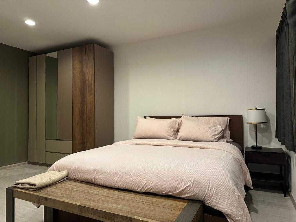 Condo, 6-min walk to BTS, Wifi, near Iconsiam and river