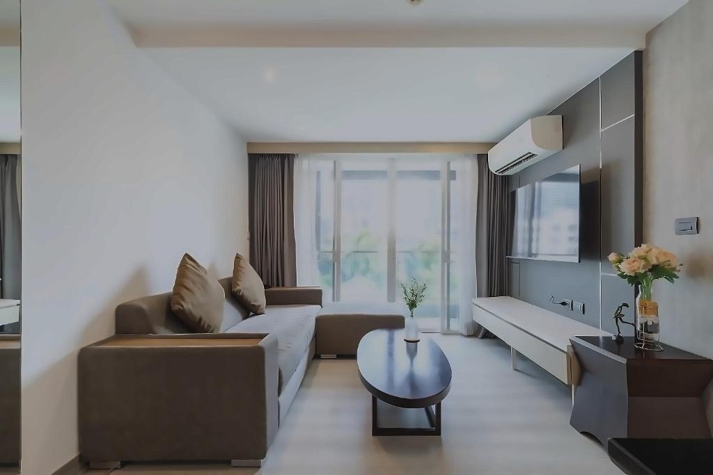 Spacious Bedroom- 2 mins from Train Station