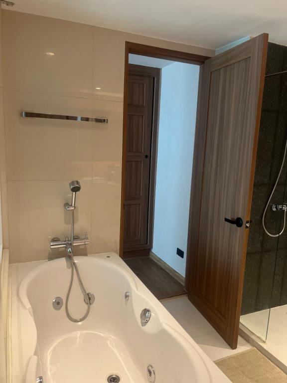 Spacious Bedroom- 2 mins from Train Station