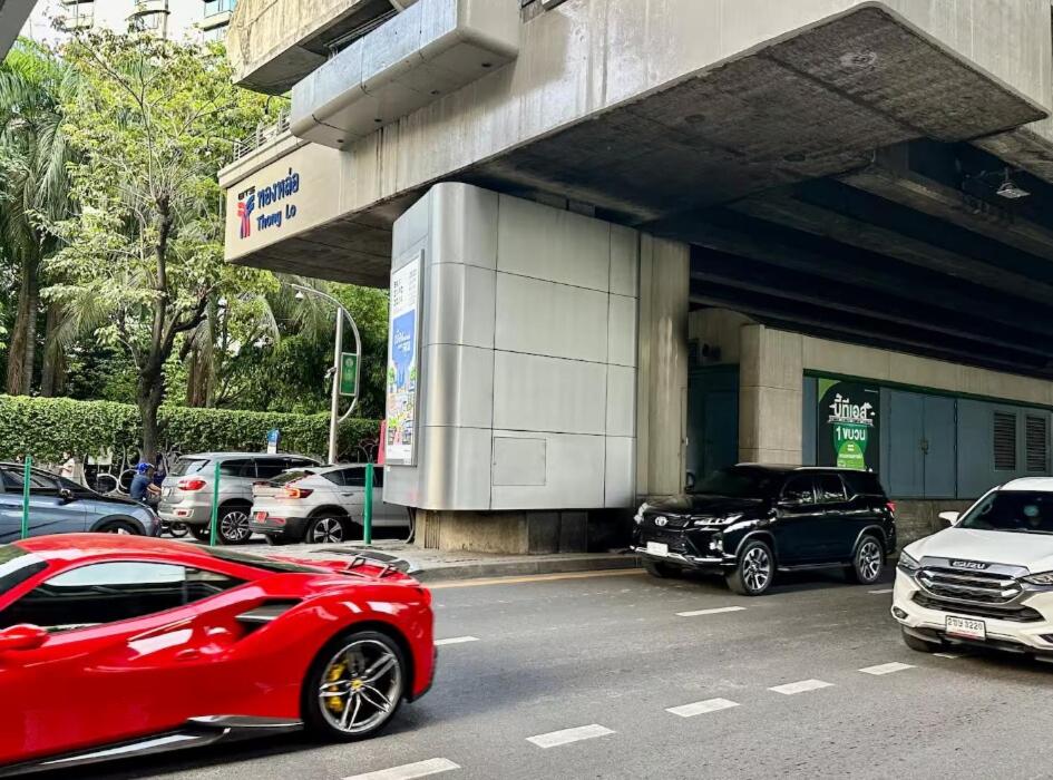 BTS Thonglor Luxury 35sqm Condo with Pool & Sauna