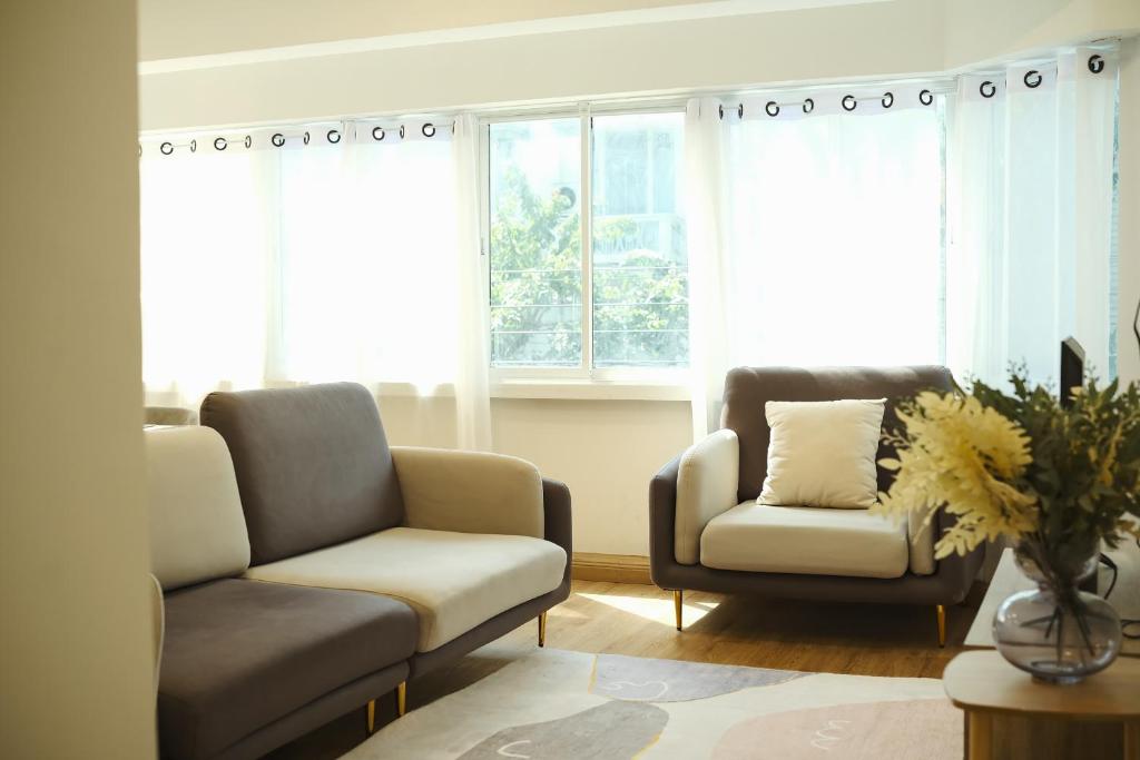 2BR Stylist Rare Find China Town 2BR Stylist Rare Find China Town