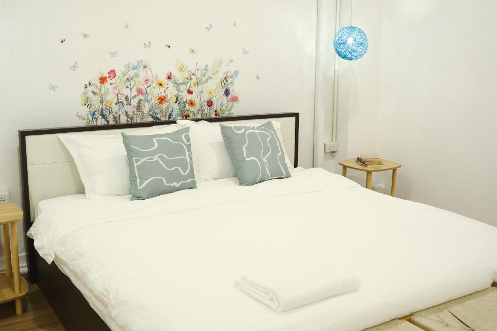 2BR Stylist Rare Find China Town 2BR Stylist Rare Find China Town