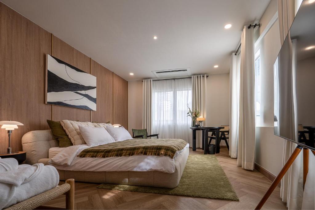 Whole Floor Penthouse, 3 Bedroom 3 Bath, Next to Metro Station Whole Floor Penthouse, 3 Bedroom 3 Bath, Next to Metro Station
