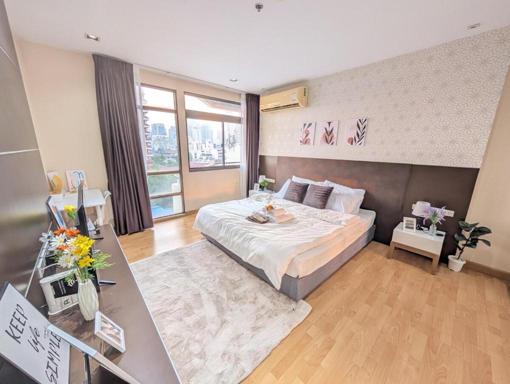 Executive Suite 1BR and Sofa Bed 150m to Nana BTS Executive Suite 1BR and Sofa Bed 150m to Nana BTS