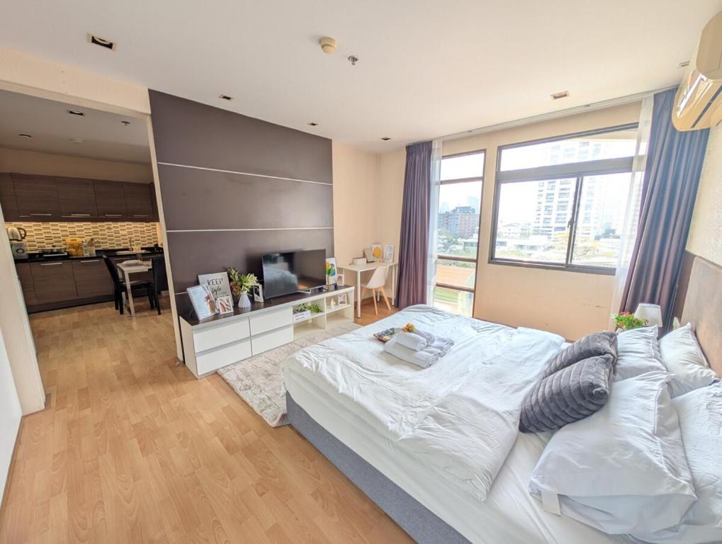 Executive Suite 1BR and Sofa Bed 150m to Nana BTS Executive Suite 1BR and Sofa Bed 150m to Nana BTS