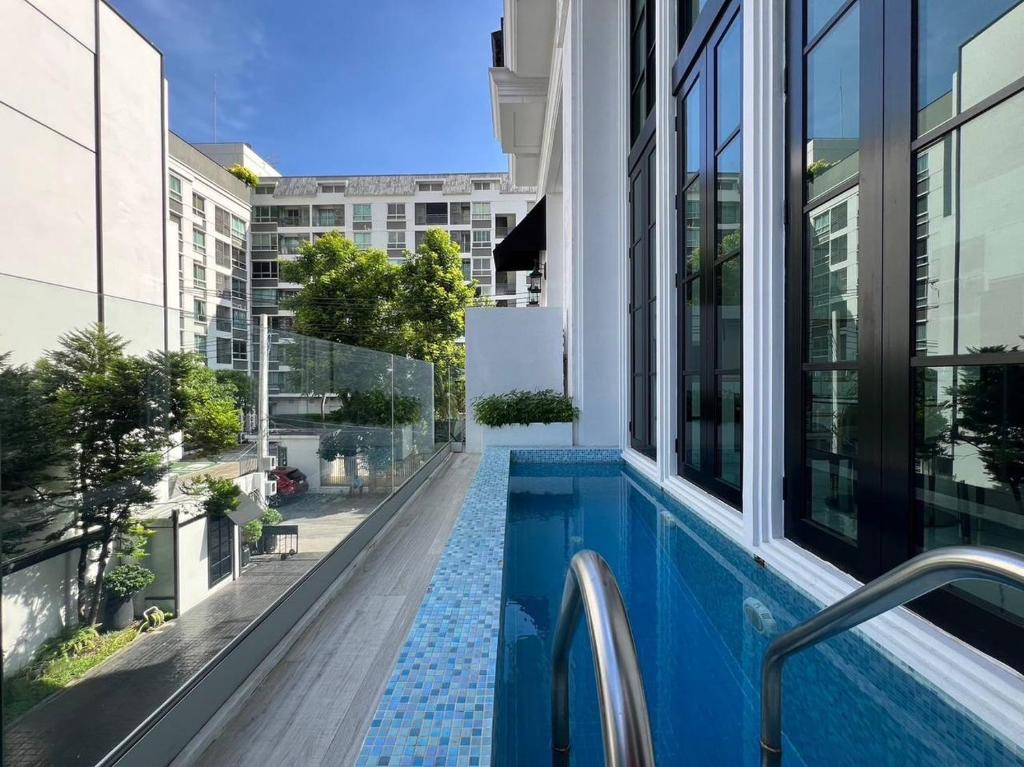 Luxury Pool Villa 5BR 12pax with Private Lift in Ekkamai Luxury Pool Villa 5BR 12pax with Private Lift in Ekkamai