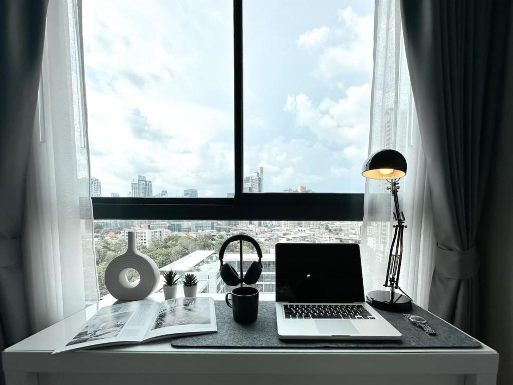 Refined High-Rise 1BR - Fast Wifi - BTS Phra Khanong Refined High-Rise 1BR - Fast Wifi - BTS Phra Khanong