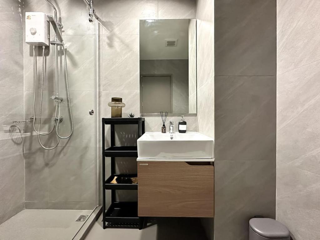 Refined High-Rise 1BR - Fast Wifi - BTS Phra Khanong Refined High-Rise 1BR - Fast Wifi - BTS Phra Khanong