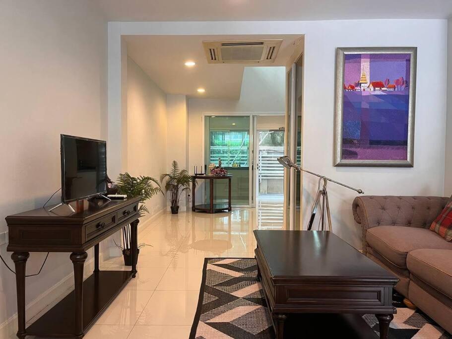 3BR Sukhumvit Townhouse, close to Emsphere and BTS MRT 3BR Sukhumvit Townhouse, close to Emsphere and BTS MRT