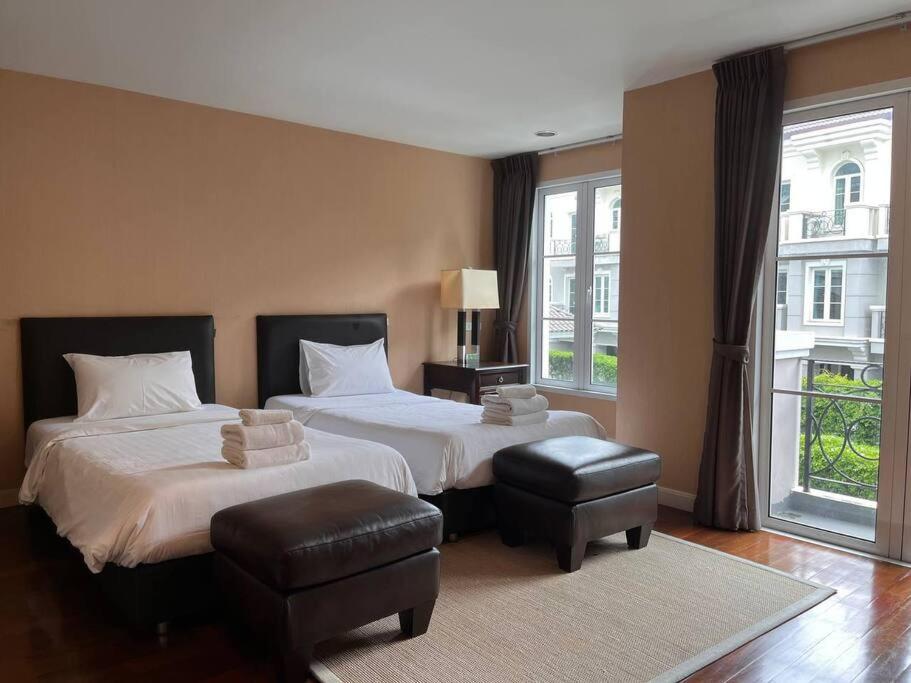 3BR Sukhumvit Townhouse, close to Emsphere and BTS MRT 3BR Sukhumvit Townhouse, close to Emsphere and BTS MRT