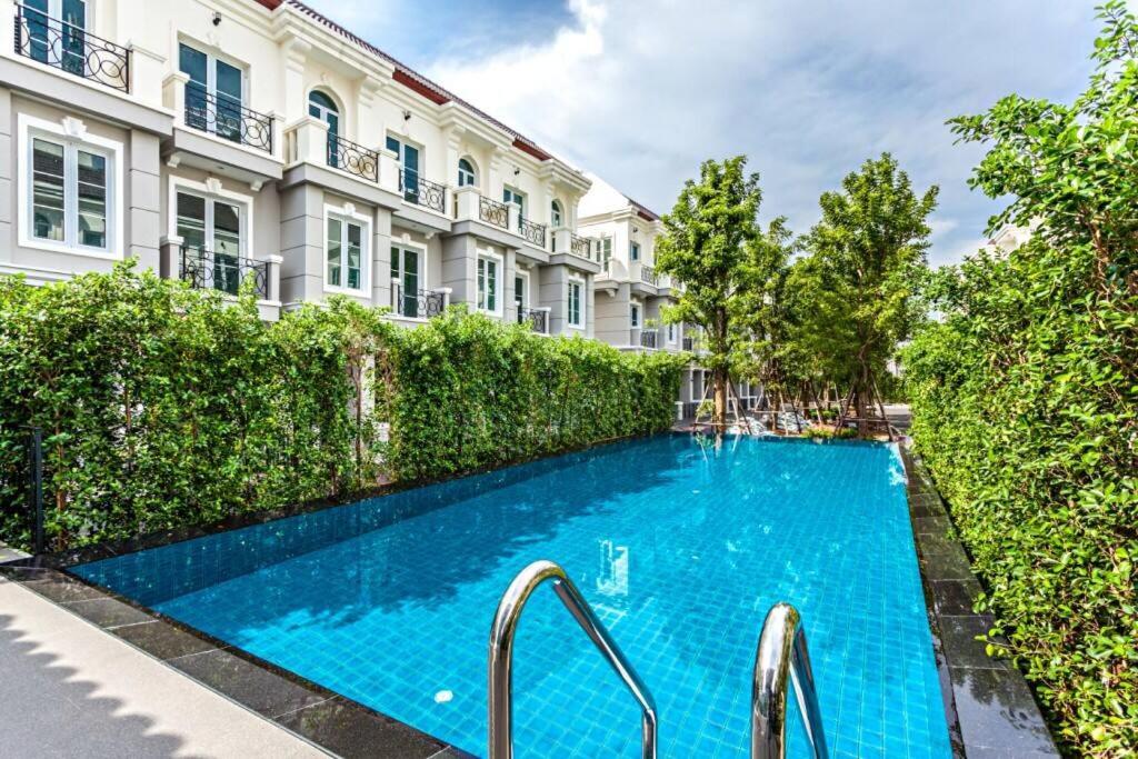3BR Sukhumvit Townhouse, close to Emsphere and BTS MRT 3BR Sukhumvit Townhouse, close to Emsphere and BTS MRT