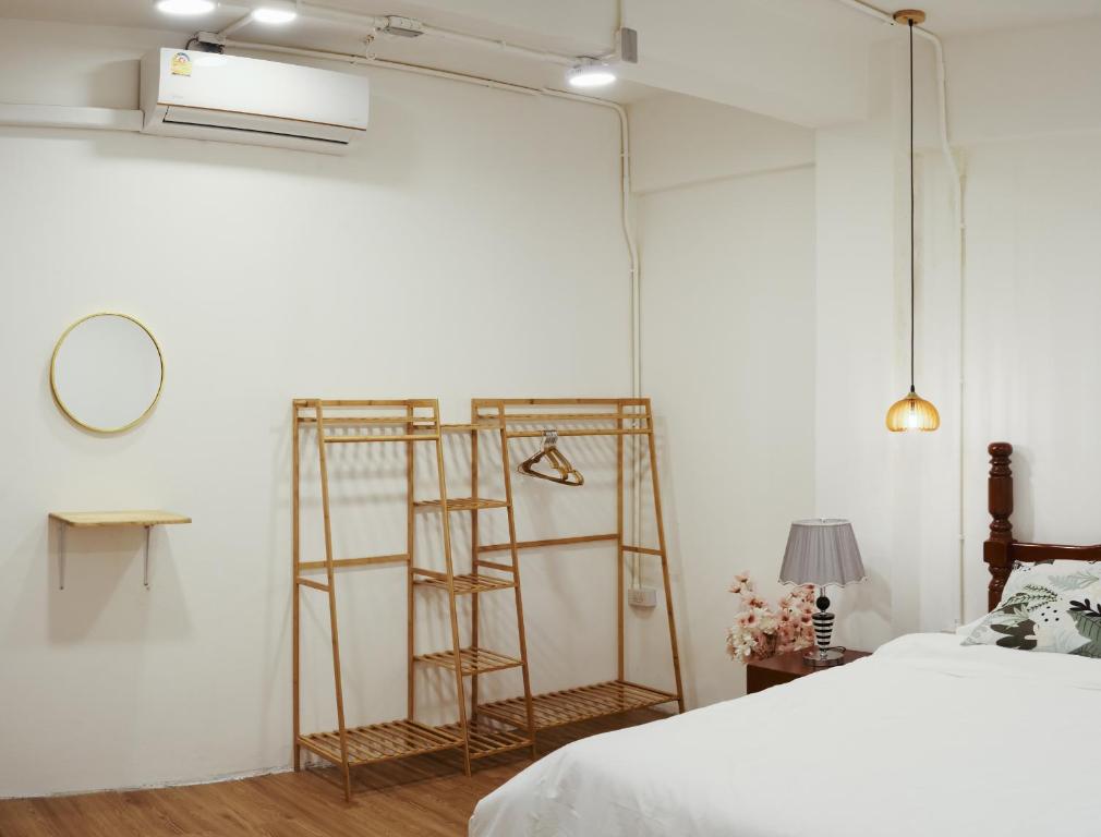 Private Full-Floor Spacious 5BR in China Town Private Full-Floor Spacious 5BR in China Town