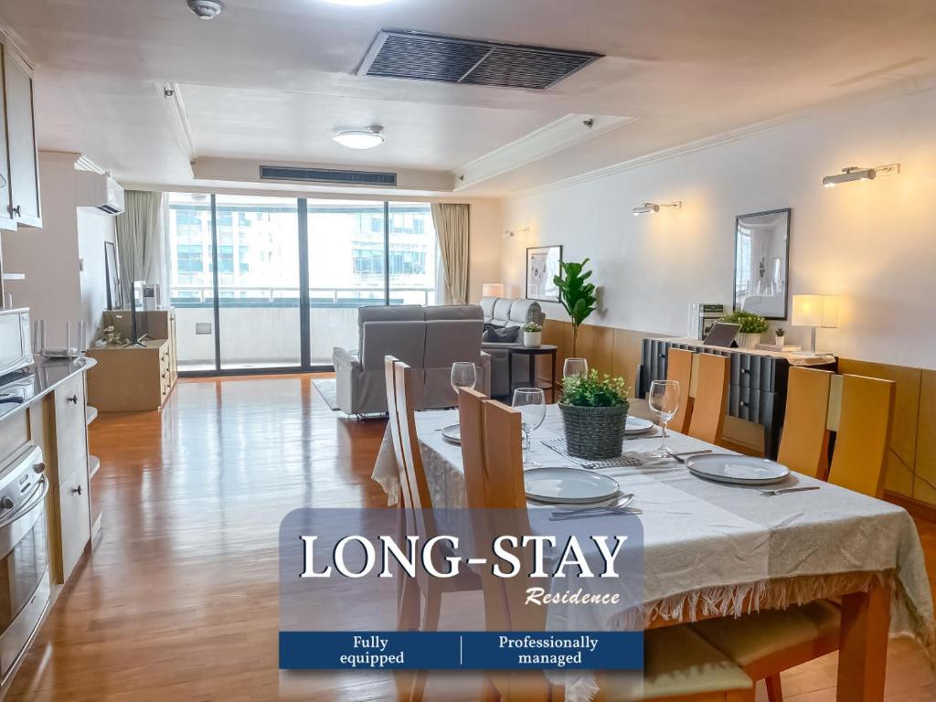 Luxury Modern 2BR 145 sqm - BTS Asok - Ultra Fast WiFi Luxury Modern 2BR 145 sqm - BTS Asok - Ultra Fast WiFi