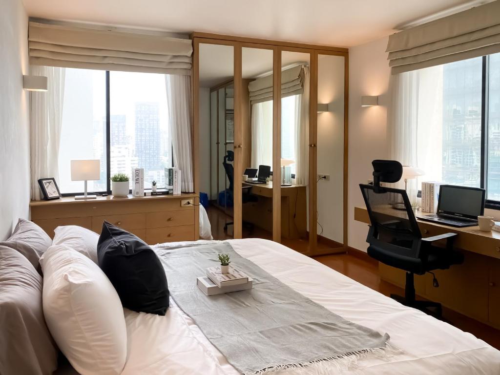 Luxury Modern 2BR 145 sqm - BTS Asok - Ultra Fast WiFi Luxury Modern 2BR 145 sqm - BTS Asok - Ultra Fast WiFi