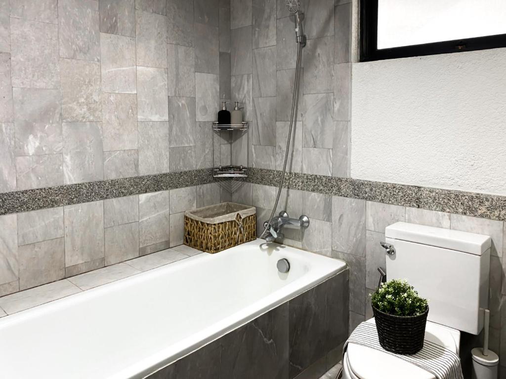 Luxury Modern 2BR 145 sqm - BTS Asok - Ultra Fast WiFi Luxury Modern 2BR 145 sqm - BTS Asok - Ultra Fast WiFi
